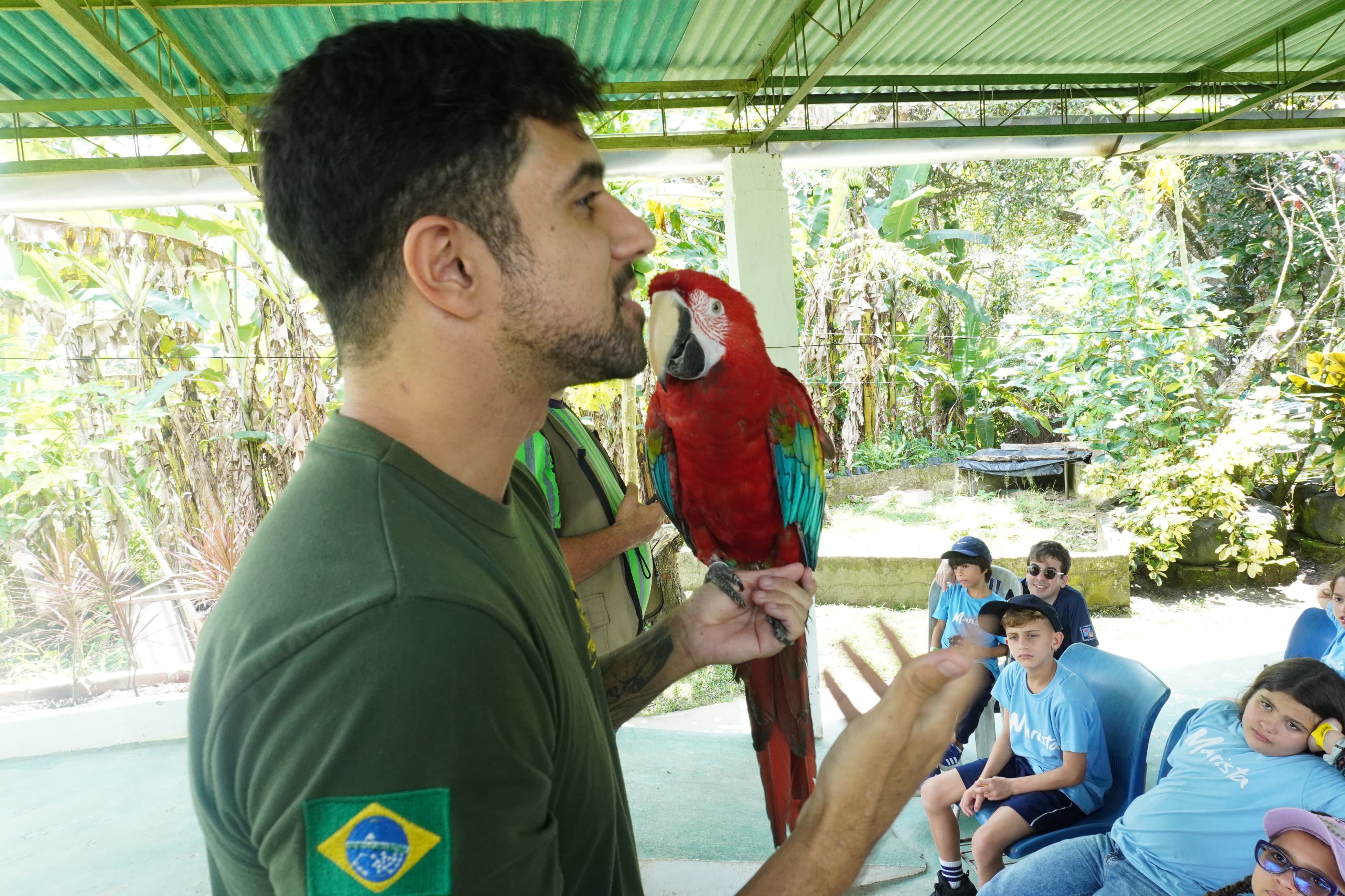 Professor apresentando uma arara
